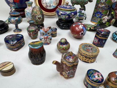 Important lot de 35 sujets en laiton cloisonné...