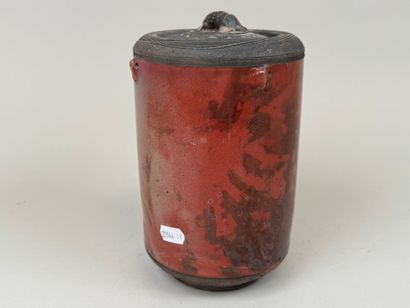 Pot couvert en céramique sur fond marbré...