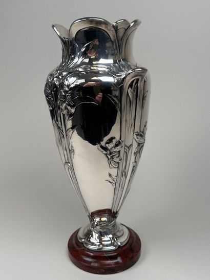 GALLIA.
Important vase en métal argenté à...