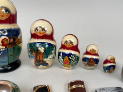 Important lot d'objets de vitrine comprenant...