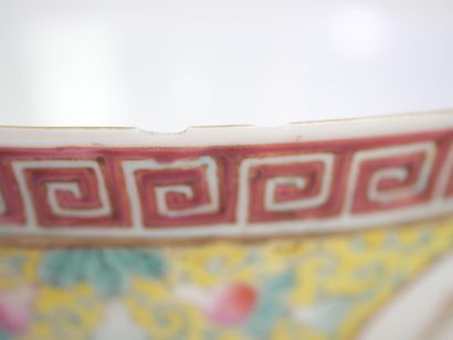 CHINE, XXe.
Bol en porcelaine polychrome...