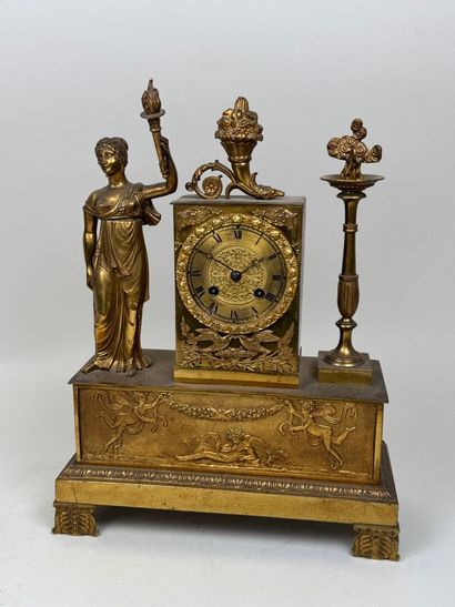 Pendule en bronze doré et ciselé à décor...