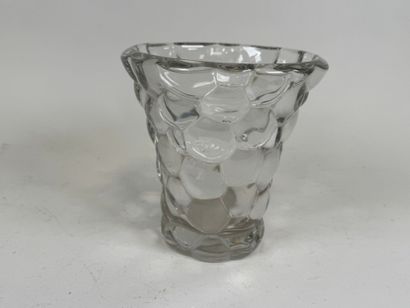 Vase en verre à décor en relief.
H. 17,5...