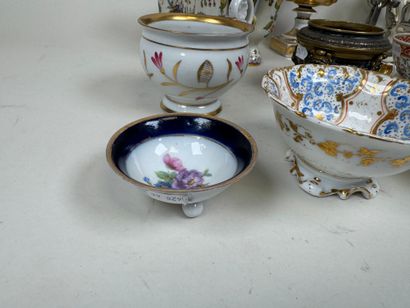 Petit lot en faïence et porcelaine polychrome...
