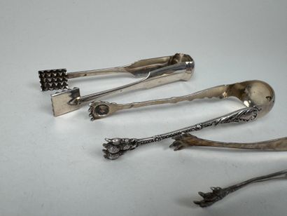 Five sugar tongs in 950/1000 silver, various...