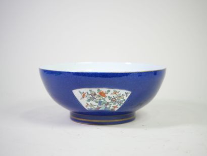 CHINE, XXe. 
Saladier en porcelaine bleue...