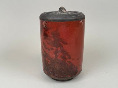 Pot couvert en céramique sur fond marbré...