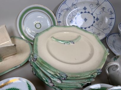 Important lot en porcelaine et faïence comprenant...