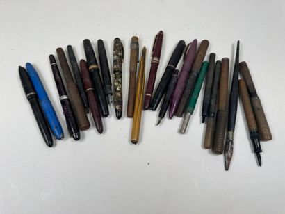 Collection de 23 stylos plumes ou porte-plumes.
(manques,...