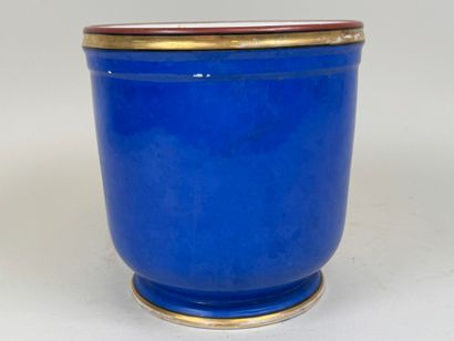 Cache-pot en porcelaine polychrome et or...