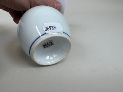 Lot en porcelaine comprenant :
- ASIE, XXe.
Jardinière...