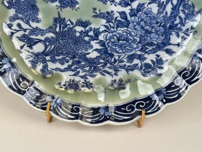 ASIE, XXe.
Grand plat polylobé en porcelaine...
