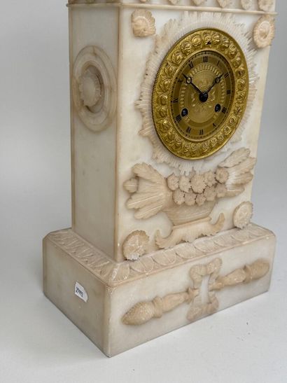 Pendule borne en albâtre sculpté et bronze...