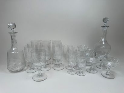 Partie de service de verres en cristal comprenant...
