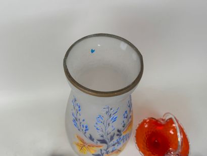 Important vase en verre satiné à décor peint...