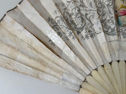 Éventail plié à monture en os, la feuille...