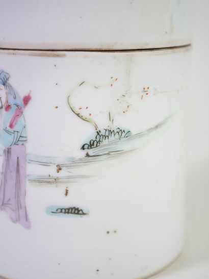 CHINE, XIXe.
Pot couvert en porcelaine polychrome...