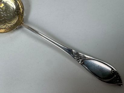 Silver sprinkler 950/1000, Minerve hallmark.
Weight...