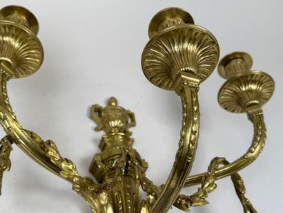 Applique en bronze doré à décor feuillagé...