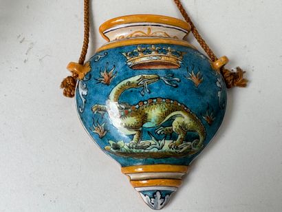 Lot en porcelaine et faïence polychrome comprenant...