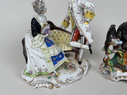 Lot comprenant :
- un groupe en porcelaine...
