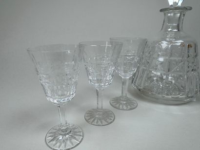 Petit service à liqueur en cristal taillé...