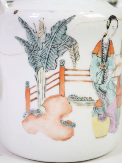 CHINE, vers 1900.
Verseuse en porcelaine...