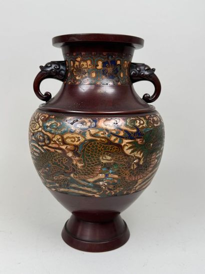 ASIE, XXe.
Vase en bronze cloisonné et polychrome...