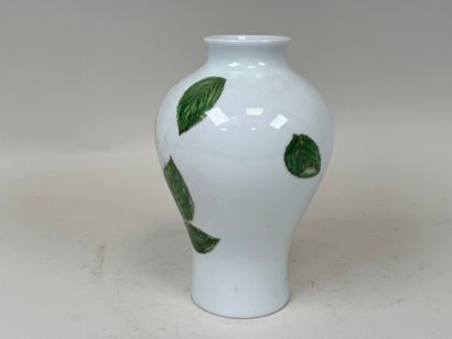 HAVILAND à Limoges.
Vase en porcelaine polychrome...