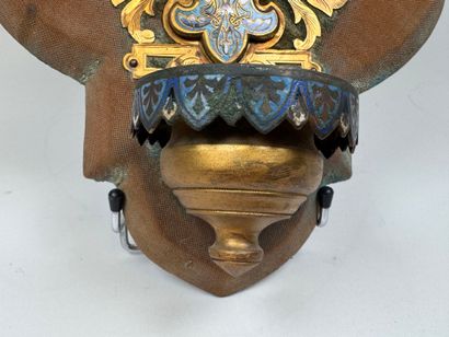 Bénitier en laiton ciselé et cloisonné à...