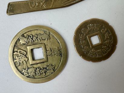 ASIE, XXe.
Quatre éléments en bronze ou laiton,...