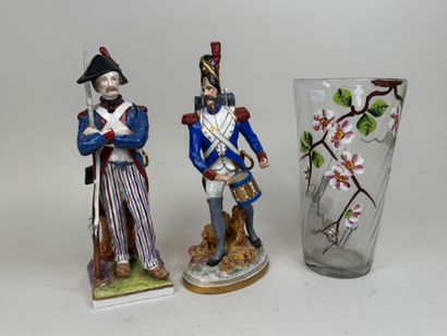 Deux sujets en porcelaine polychrome et or...
