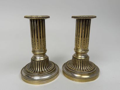 Paire de bougeoirs en bronze anciennement...