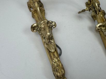 Trois appliques en bronze doré à décor de...