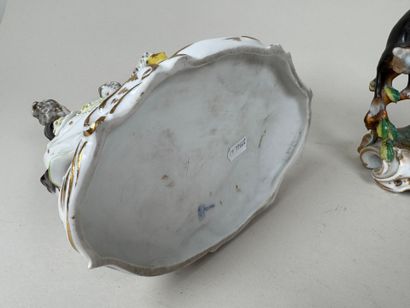 Lot comprenant :
- un groupe en porcelaine...