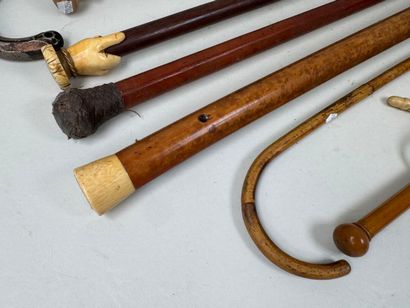 Collection de 6 cannes ou cravaches en bois,...