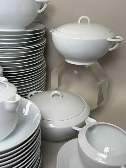 Important service de table en porcelaine...