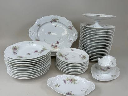 Partie de service de table en porcelaine...
