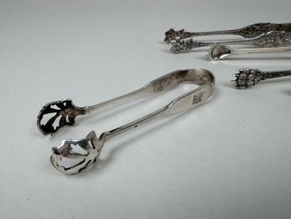 Five sugar tongs in 950/1000 silver, various...
