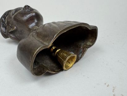 INDOCHINE, XXe.
Sujet en bronze patiné figurant...