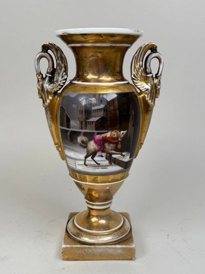 PARIS, XIXe.
Vase en porcelaine polychrome...