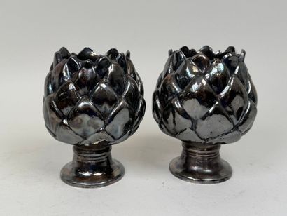 Paire de vases en résine à décor d'artichauts.
H....