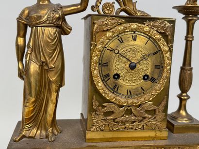 Pendule en bronze doré et ciselé à décor...