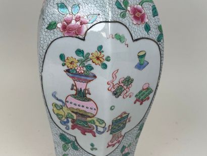 CHINE, XXe.
Pot couvert de forme hexagonale...