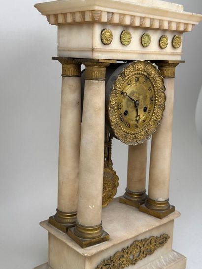 Pendule portique en albâtre et bronze doré...