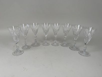 SAINT LOUIS.
Série de 8 verres sur pied en...