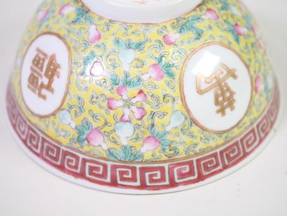 CHINE, XXe.
Bol en porcelaine polychrome...