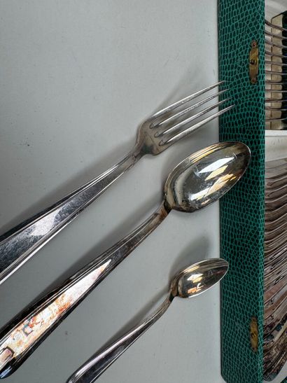 Ménagère en métal argenté à décor de filet...
