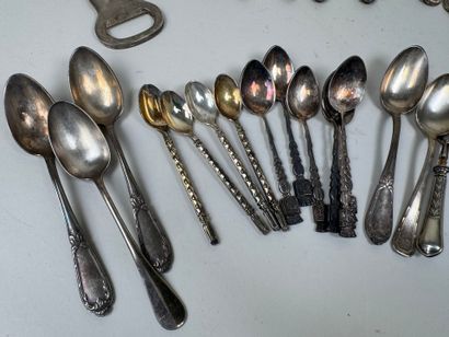 Lot en métal argenté et argent fourré comprenant...