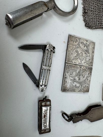 Lot d'objets de vitrine en argent et métal...